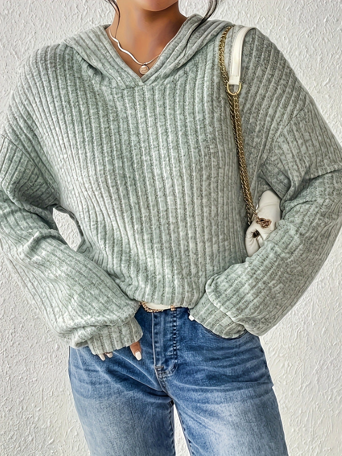 Locker sitzender, einfarbiger Kapuzenpullover mit langen Ärmeln und dezenten Streifen.