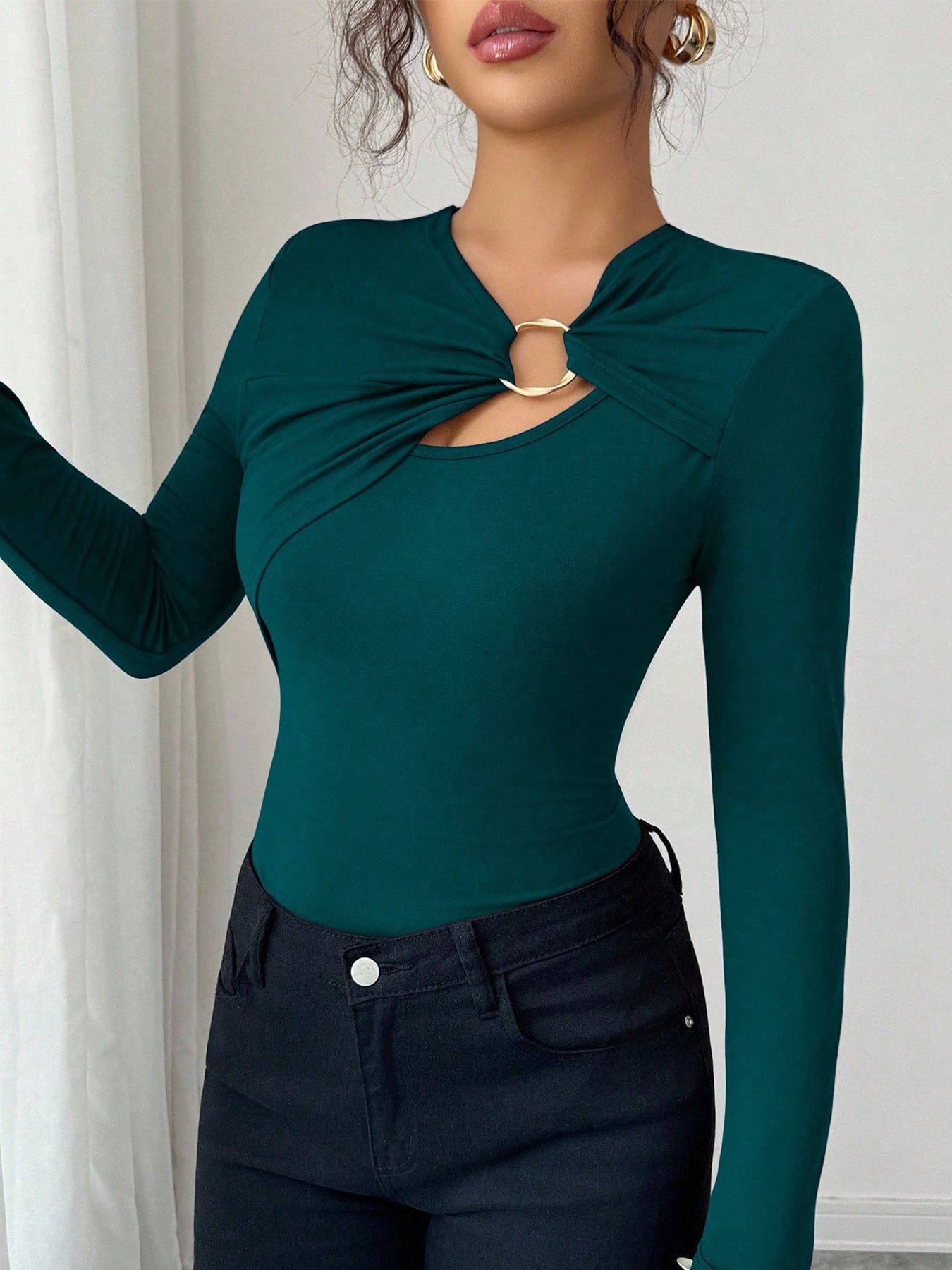 Stylisches Slim-Shirt mit asymmetrischen Ausschnitten