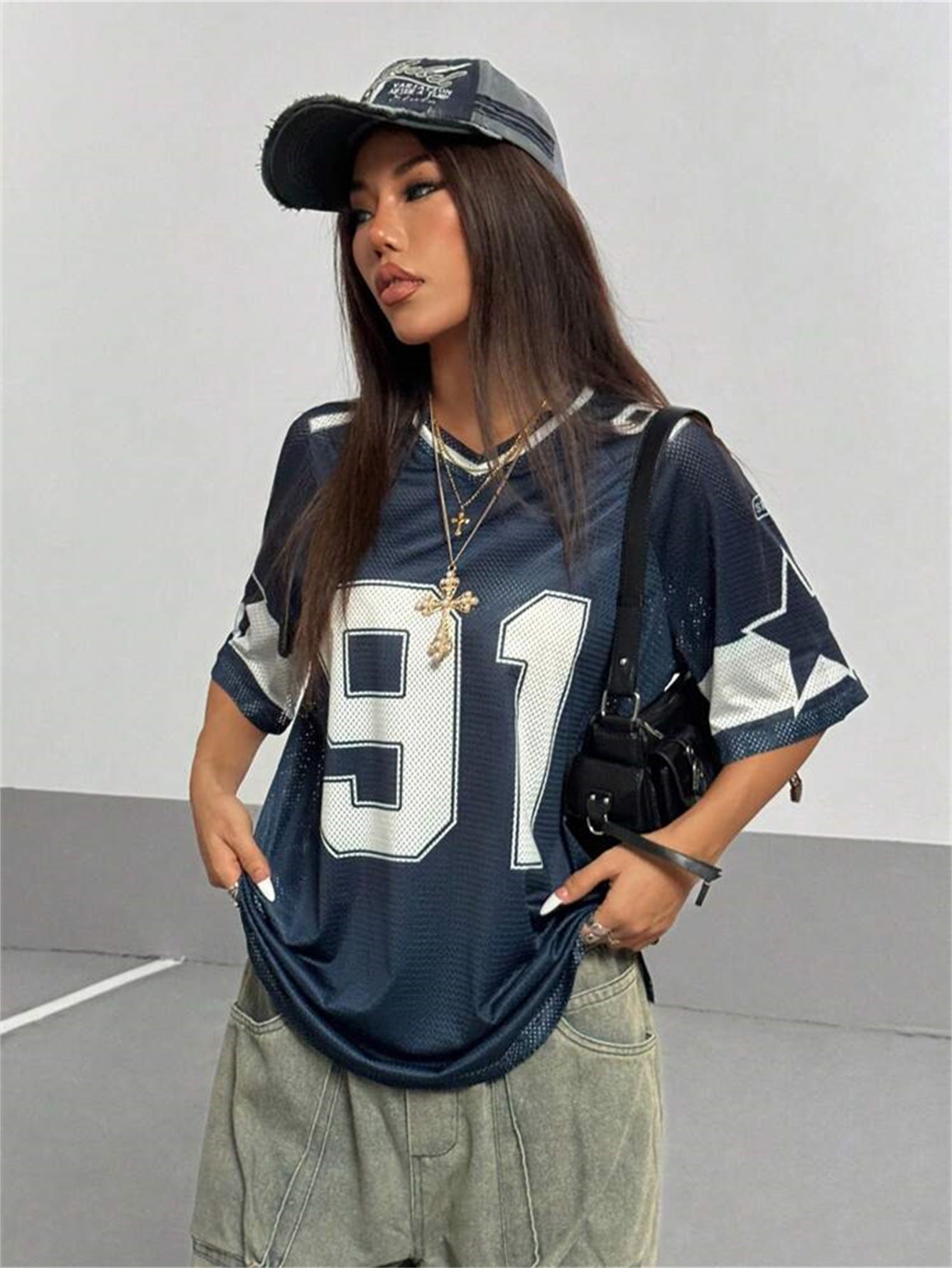 Europäischer und amerikanischer Streetstyle, lockeres T-Shirt mit großem V-Ausschnitt und aufgedruckter Nummer.