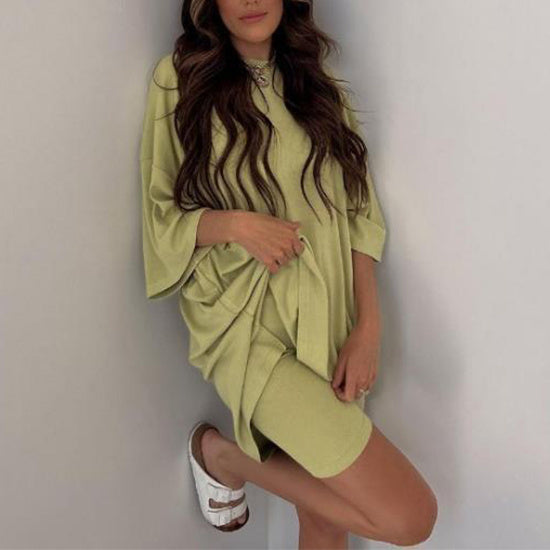 Sommerlicher Shorts-Anzug: Modisches, lockeres Kurzarm-T-Shirt und schmal geschnittene Hose – Damenbekleidung