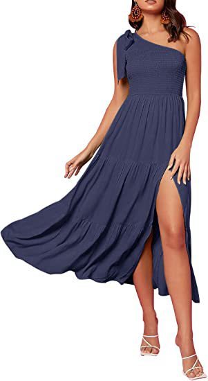 Neues Sommerkleid für Damen: Einseitig schulterfrei, plissiert, mit gestuftem Saum und Schlitz