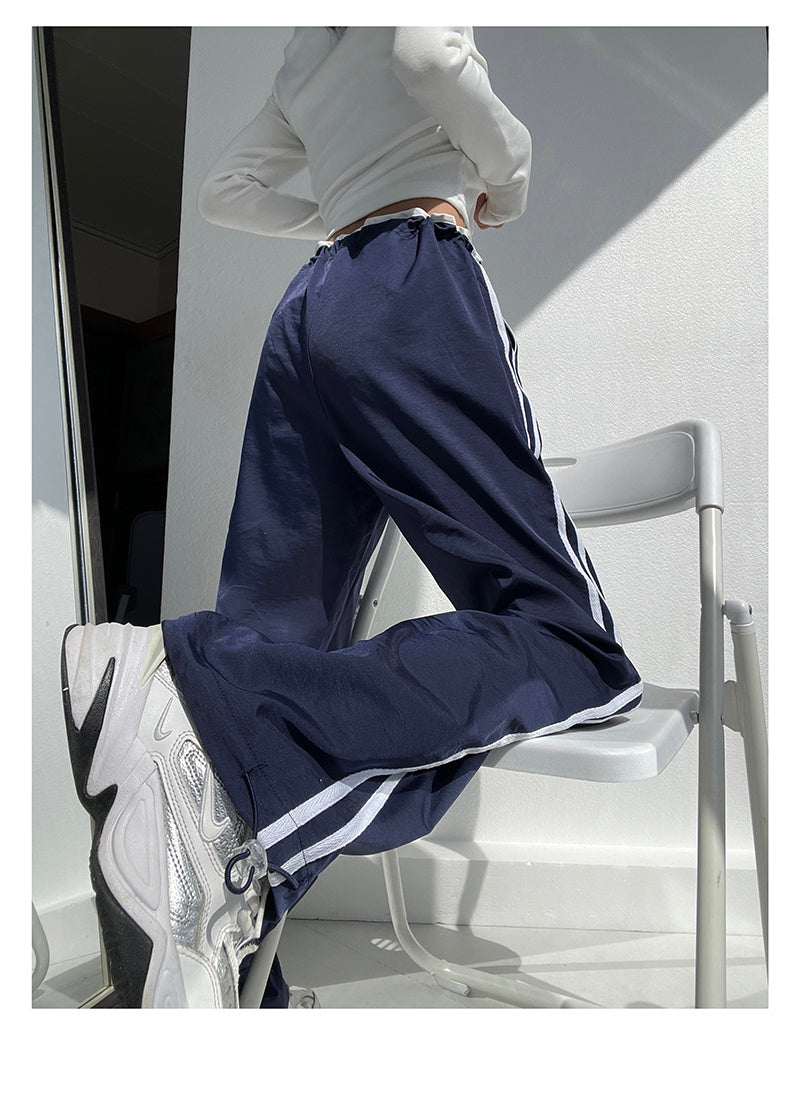 Hose mit parallelen Bändern, Kontrastfarbe, lockerem, geradem Schnitt und figurformendem Fall