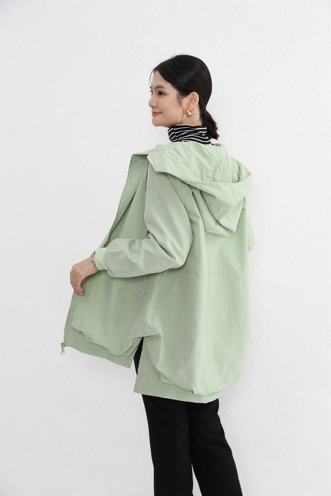 Eleganter Trenchcoat mit kurzem Vorderteil und langem Rückenteil und Taschen