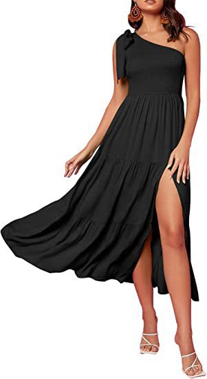 Neues Sommerkleid für Damen: Einseitig schulterfrei, plissiert, mit gestuftem Saum und Schlitz