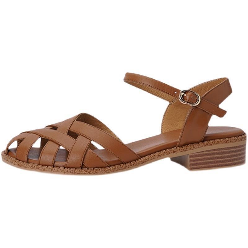 Flache, schlichte Sandalen mit Riemen und geschlossener Zehenpartie von Simplicity
