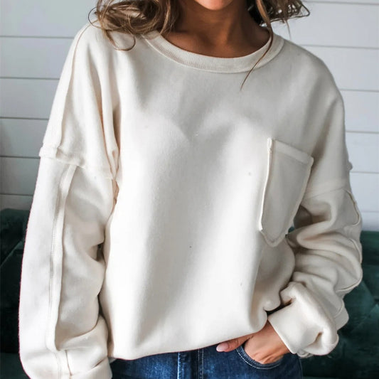 Weißer Strickpullover mit Brusttasche und sichtbarer Naht