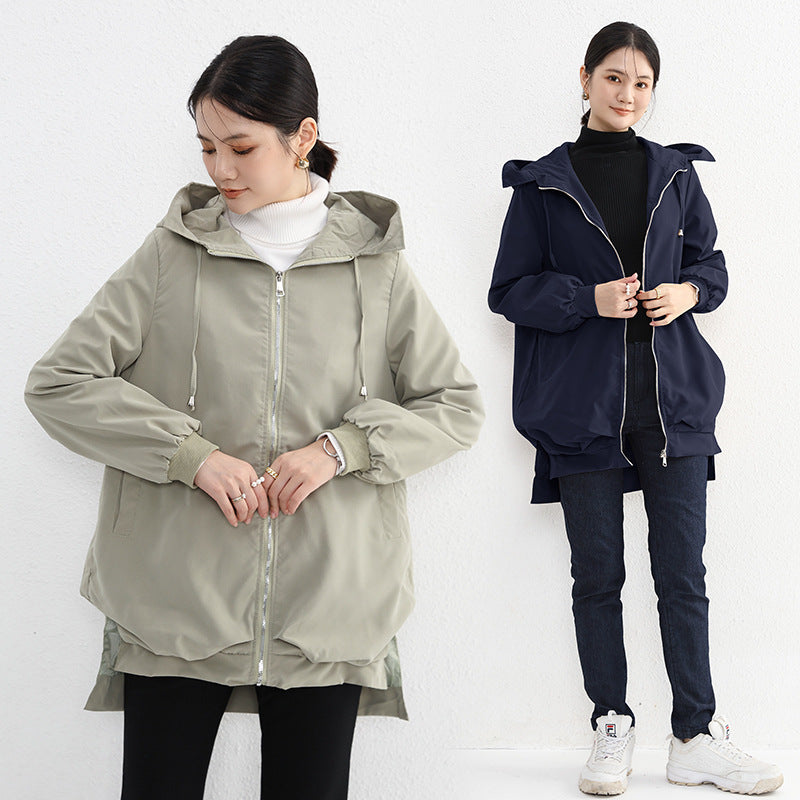 Eleganter Trenchcoat mit kurzem Vorderteil und langem Rückenteil und Taschen