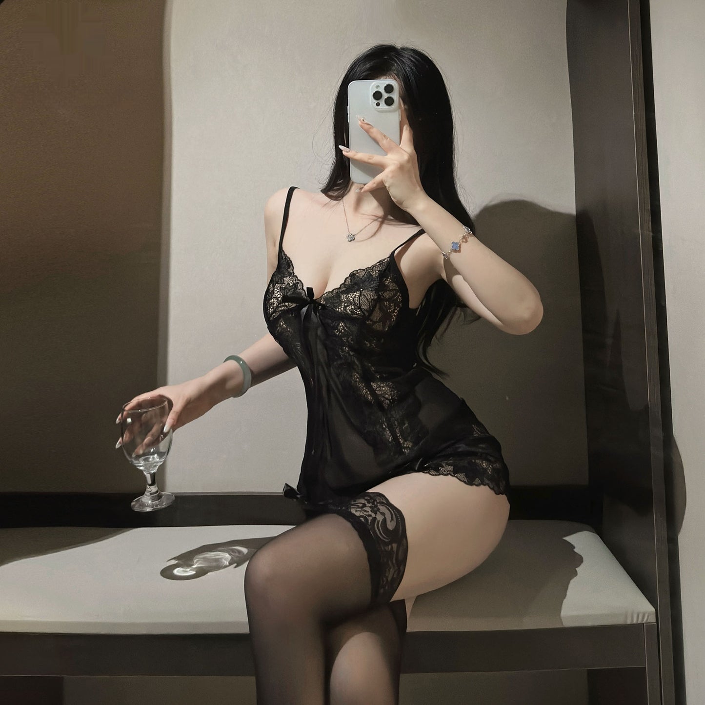 Satinartiges Damen-Nachtkleid-Set mit T-Slip & optionalen Strümpfen