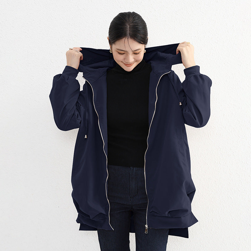 Eleganter Trenchcoat mit kurzem Vorderteil und langem Rückenteil und Taschen