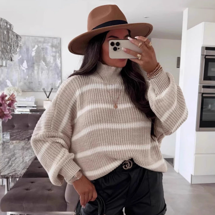 Locker geschnittener, gestreifter Strickpullover mit Stehkragen und Kontrastfarben