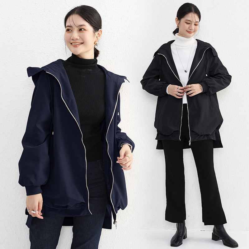 Eleganter Trenchcoat mit kurzem Vorderteil und langem Rückenteil und Taschen