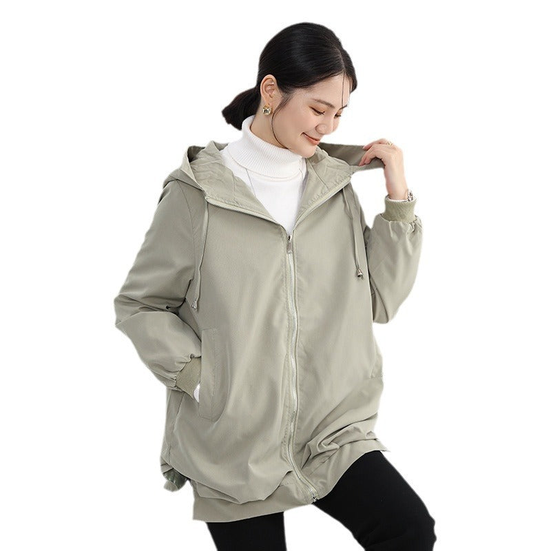 Eleganter Trenchcoat mit kurzem Vorderteil und langem Rückenteil und Taschen