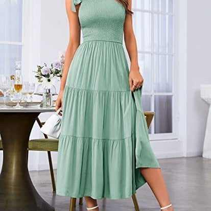 Neues Sommerkleid für Damen: Einseitig schulterfrei, plissiert, mit gestuftem Saum und Schlitz