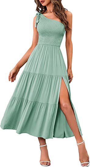 Neues Sommerkleid für Damen: Einseitig schulterfrei, plissiert, mit gestuftem Saum und Schlitz