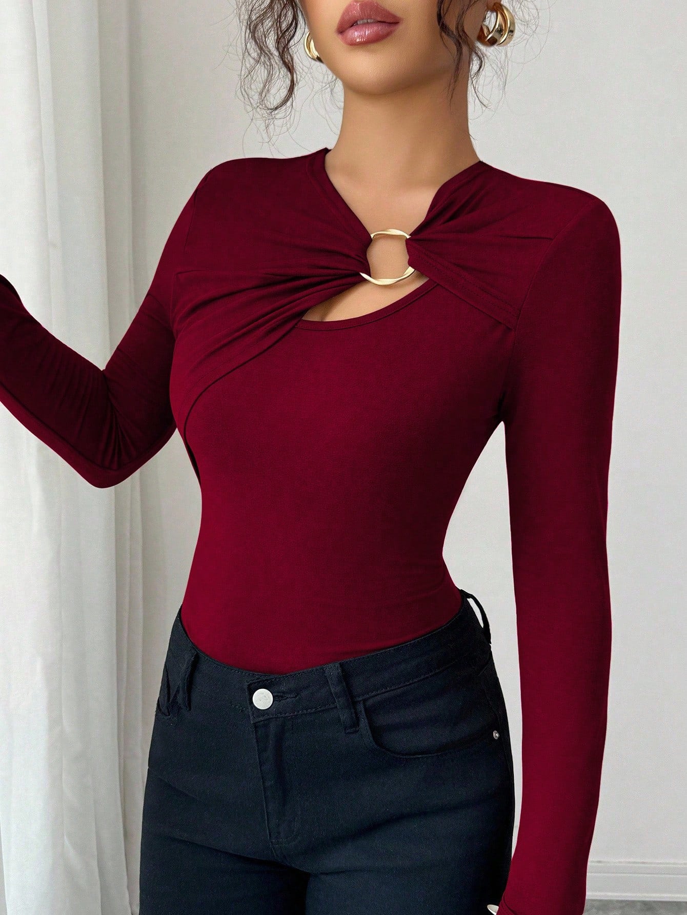 Stylisches Slim-Shirt mit asymmetrischen Ausschnitten