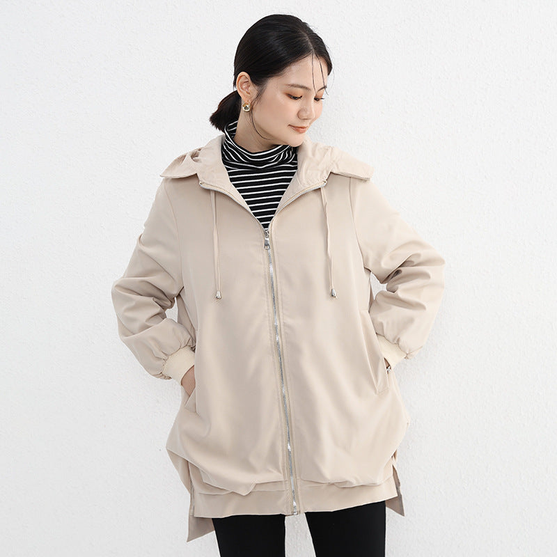 Eleganter Trenchcoat mit kurzem Vorderteil und langem Rückenteil und Taschen