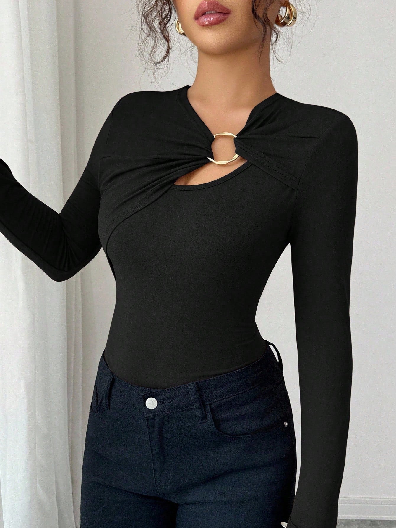 Stylisches Slim-Shirt mit asymmetrischen Ausschnitten