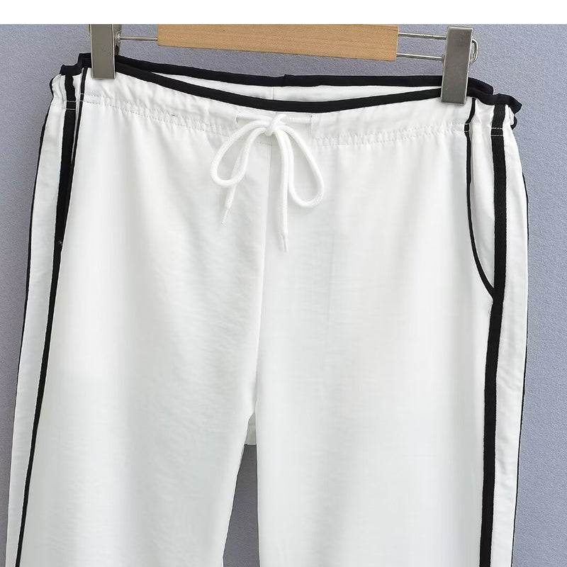 Hose mit parallelen Bändern, Kontrastfarbe, lockerem, geradem Schnitt und figurformendem Fall