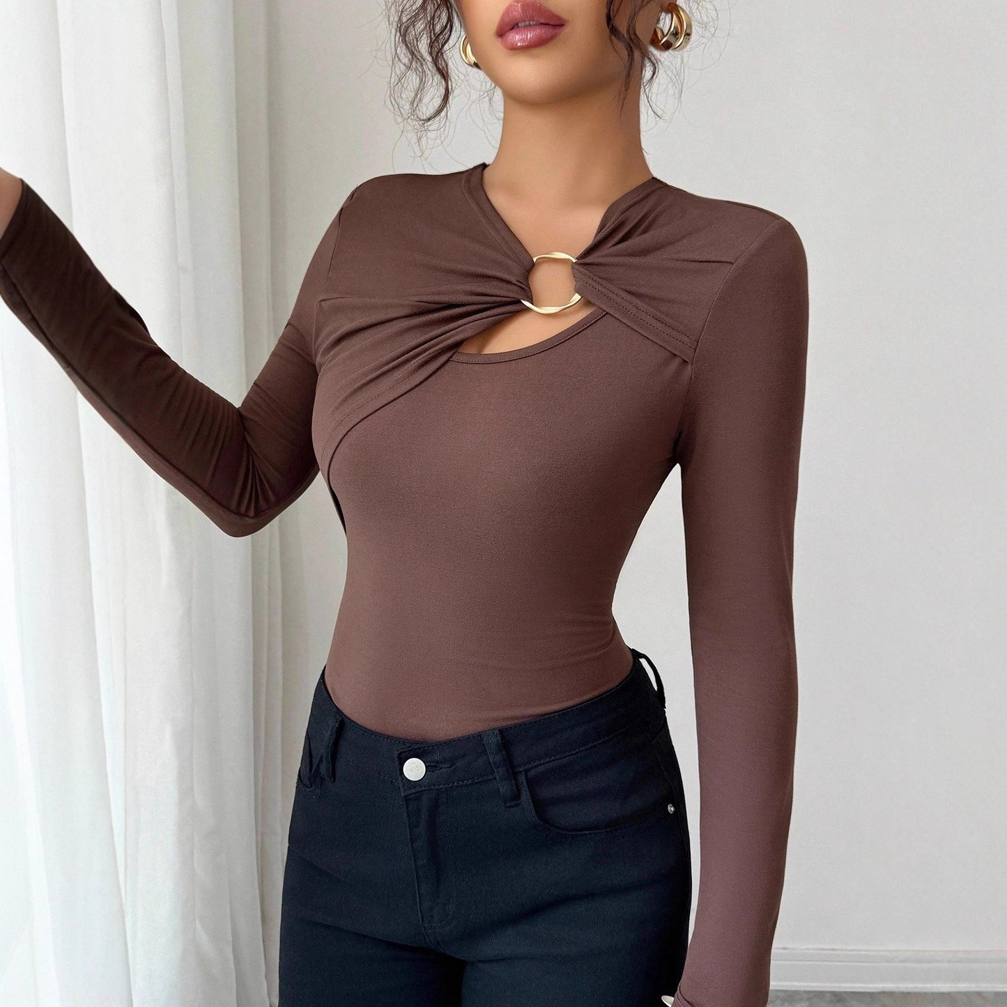 Stylisches Slim-Shirt mit asymmetrischen Ausschnitten