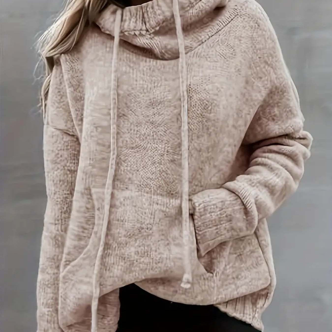 Vielseitig kombinierbarer, lässiger Oversize-Strickpullover für Damen.