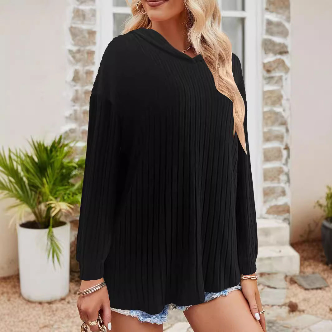 Locker sitzender, einfarbiger Kapuzenpullover mit langen Ärmeln und dezenten Streifen.