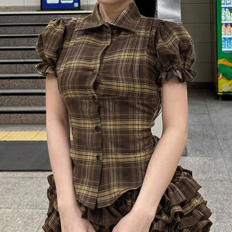 Trendy College-Rock mit Karomuster und stylischen Falten