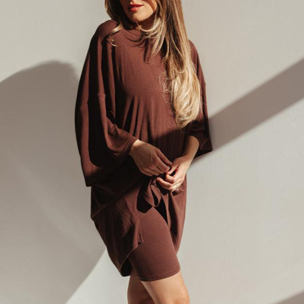 Sommerlicher Shorts-Anzug: Modisches, lockeres Kurzarm-T-Shirt und schmal geschnittene Hose – Damenbekleidung