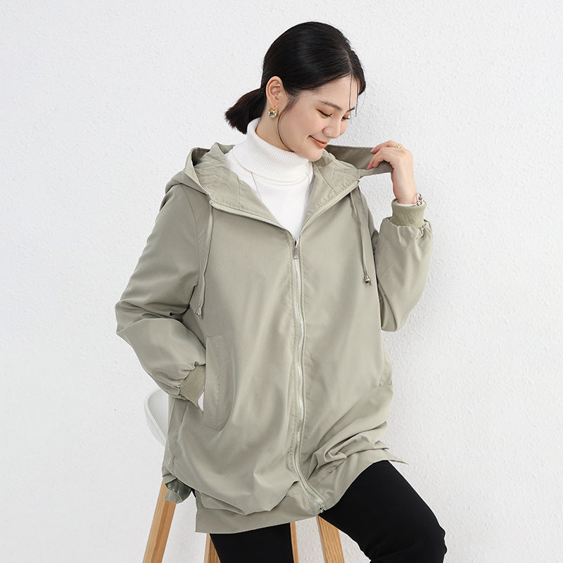 Eleganter Trenchcoat mit kurzem Vorderteil und langem Rückenteil und Taschen