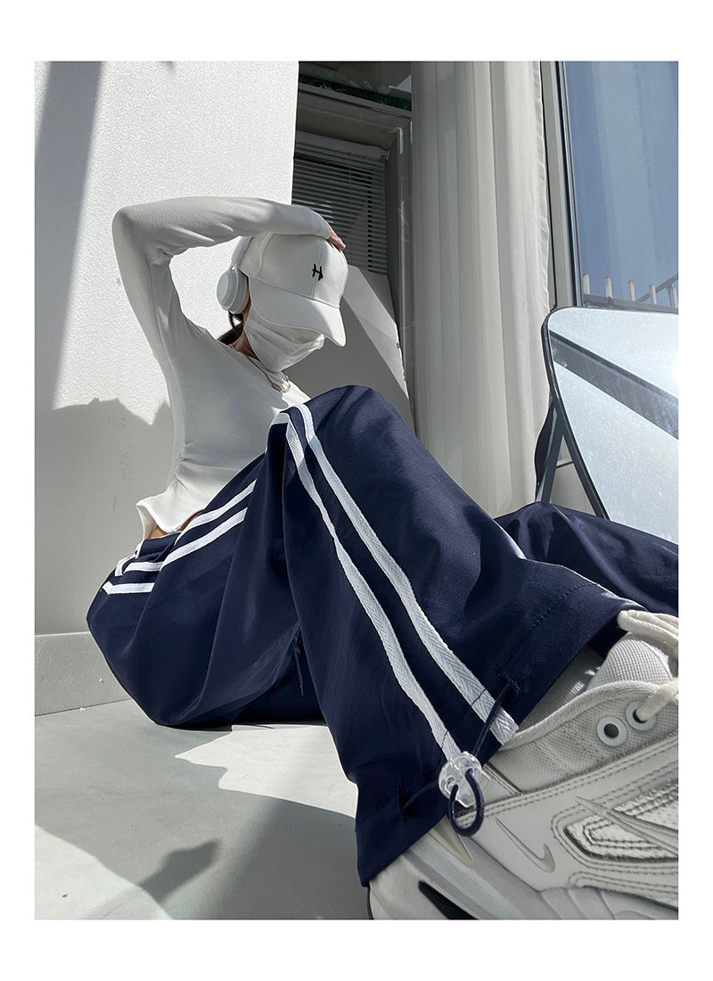 Hose mit parallelen Bändern, Kontrastfarbe, lockerem, geradem Schnitt und figurformendem Fall