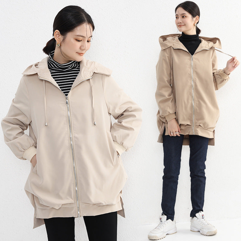 Eleganter Trenchcoat mit kurzem Vorderteil und langem Rückenteil und Taschen